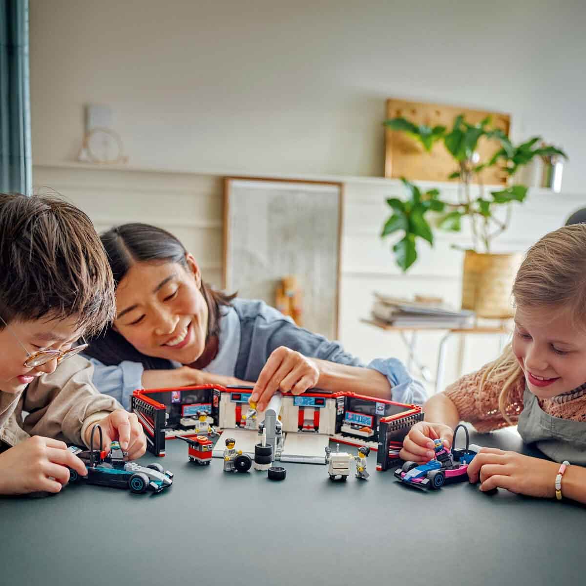 LEGO City F1 Garajı ve Mercedes-AMG ve Alpine Arabaları 60444