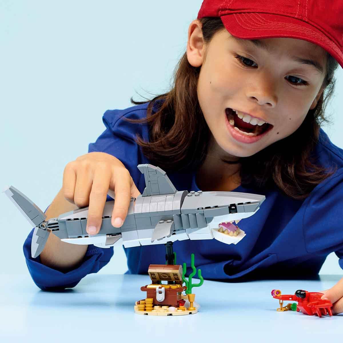 LEGO Creator Acımasız Köpek Balığı ile Hazine Sandığı 31381